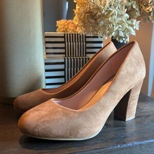 Neutral tone suede pumps. Size 7.